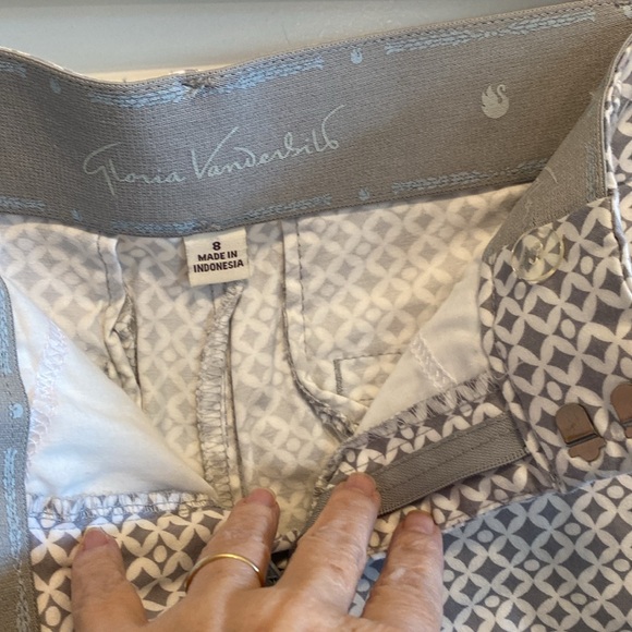 Like new Gloria Vanderbilt cropped pants - Picture 3 of 3